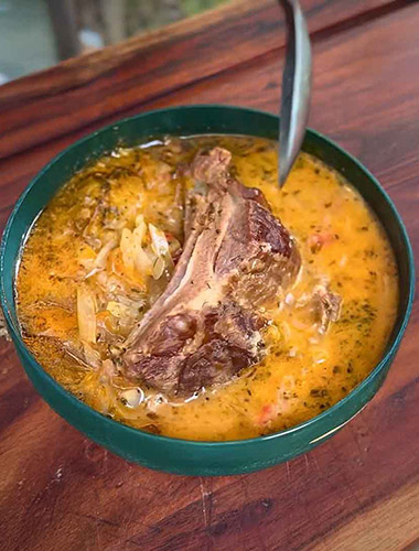 Zeama de varza cu afumatura