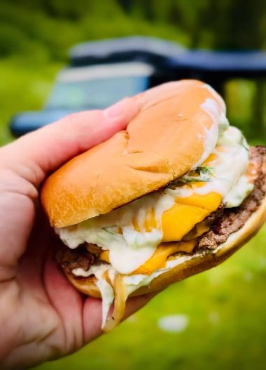 Smash burger cu tzatziki