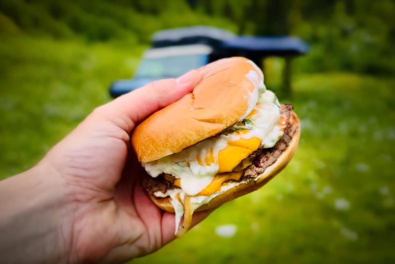 Smash burger cu tzatziki