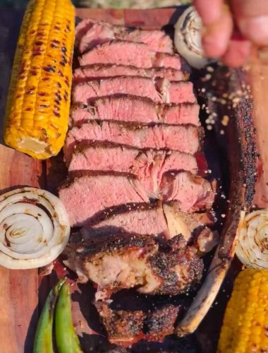Tomahawk steak cu chimichurri